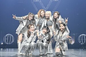 初の武道館公演を開催したGirls2（2列目左から）小田柚葉、小川桜花、鶴屋美咲、山口綺羅、（1列目左から）隅谷百花、菱田未渚美、増田來亜　写真：高田梓