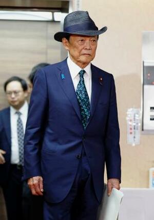 自民党本部で高市総裁との会談に向かう麻生元首相=5日午後、東京・永田町