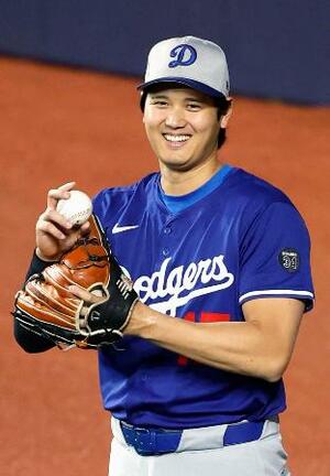 キャッチボールするドジャース・大谷=トロント(共同)