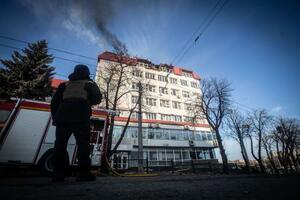 17日、ロシアの無人機攻撃を受けて損傷したウクライナ北東部スムイの建物(ゲッティ=共同)