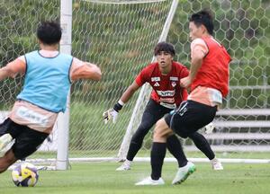 ゲーム形式の練習で、ゴールマウスを守るGK田代琉我(中央)=聖籠町