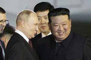 2024年6月、訪朝したロシアのプーチン大統領(左)を出迎える北朝鮮の金正恩朝鮮労働党総書記(朝鮮中央通信=共同)