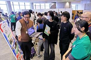 佐渡の自然との共生に関わる人たちが情報交換したイベント=25日、佐渡市両津夷
