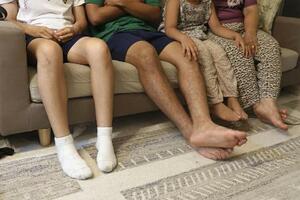 父親を強制送還されたクルド人男子中学生のハサンさん(仮名、中央左)と家族=2025年9月、埼玉県川口市