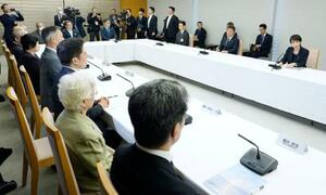 横田早紀江さん(手前右から2人目)ら拉致被害者家族と面会する高市首相(奥右端)=23日午後、首相官邸