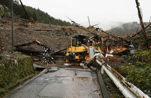 石川県輪島市で、土砂崩れによって寸断された道路=2月7日