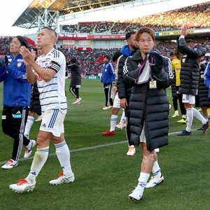 サポーターにあいさつするDF堀米悠斗(右)と早川史哉。堀米の目には涙が光った=埼玉スタジアム