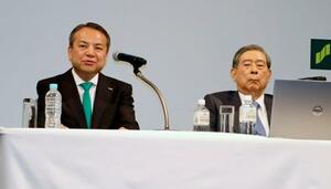 記者会見する三井住友フィナンシャルグループの中島達社長(左)とSBIホールディングスの北尾吉孝会長兼社長=16日午前、東京都港区