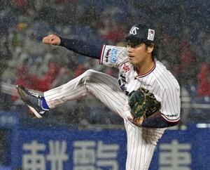 6回途中3失点で勝利したヤクルト・小川=神宮