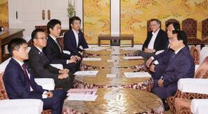 ガソリン税の暫定税率廃止法案を巡る与野党の実務者協議=1日午後、国会
