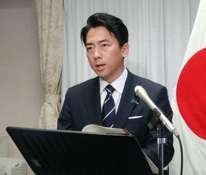 　記者会見する小泉防衛相＝１５日午前、国会