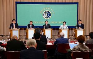 日本記者クラブで開かれた自民党総裁選の討論会に臨む(左から)小林元経済安保相、茂木前幹事長、林官房長官、高市前経済安保相、小泉農相=24日、東京・内幸町