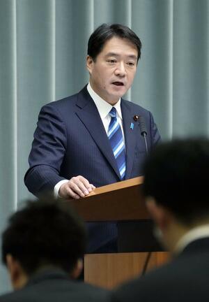 記者会見する尾崎官房副長官＝２５日午前、首相官邸
