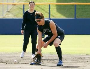 　ノックを受ける中日・大野＝沖縄県北谷町