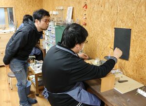 アート風鈴のパーツを作る施設利用者＝新潟市秋葉区