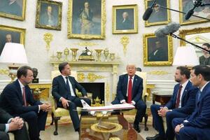 14日、米ホワイトハウスで北大西洋条約機構(NATO)のルッテ事務総長(奥左)と会談するトランプ大統領(同右)(AP=共同)