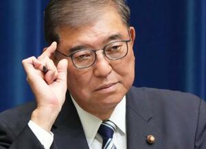 記者会見で退陣の意向を表明した石破首相=7日、首相官邸