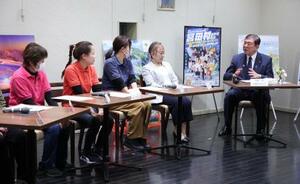 「オヒサマの森」で関係者と車座対話をする石破首相(右端)=3月、長野県宮田村