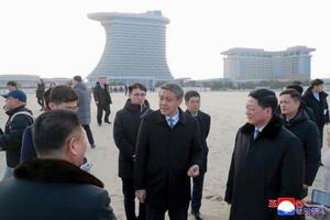 　北朝鮮東部・江原道の元山葛麻海岸観光地区のリゾート施設を訪れた中国の王亜軍駐北朝鮮大使（手前中央）＝１４日（朝鮮中央通信＝共同）