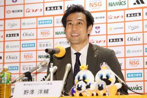記者会見に臨んだ野澤洋輔氏＝１４日、ビッグスワン