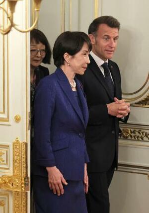 　会談に臨む高市首相（手前）とフランスのマクロン大統領＝１日午後、東京・元赤坂の迎賓館（代表撮影）