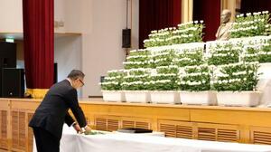 　豊田佐吉の功績をたたえる顕彰祭で、花を供えるトヨタ自動車の豊田章男会長＝３０日午前、静岡県湖西市