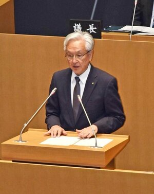 柏崎刈羽原発に関する一般質問に答弁する長岡市の磯田達伸市長=6月10日、長岡市議会議場