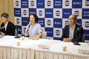 記者会見する連合の芳野友子会長(中央)と連合新潟の小林俊夫会長(右)ら=6月27日、富山市
