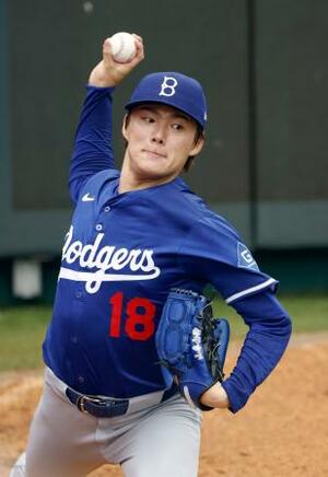 ブルペンで投球練習するドジャース・山本=カンザスシティー(共同)