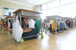 児童が災害時の対応を確認した柏崎小学校の避難訓練=7月16日、柏崎市(画像の一部を加工しています)