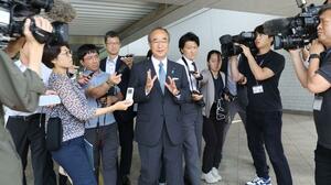自民党県議団に支援の礼を伝えた後、取材に応じる花角英世氏＝１日、県議会