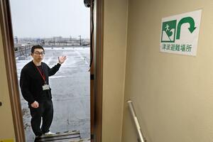本社の屋上で能登半島地震の対応を振り返る一正蒲鉾の長潟一利さん=新潟市東区