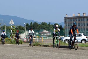 初開催の上越自転車まつりを前にコースを試走する実行委員会のメンバー=6月上旬、上越市