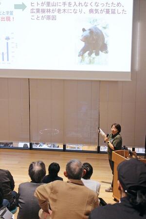 里山について講演する長岡技術科学大の山本麻希准教授＝長岡市大手通２