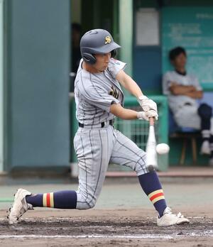 佐渡ー新潟江南　２回表佐渡　２死一、二塁　２番鶴間が適時打を放ち３点目＝２０２４年９月７日三条市の三条パール金属スタジアム