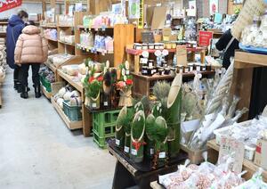 正月飾りや地元の野菜が並んだ年越しまつり=妙高市猪野山の四季彩館ひだなん
