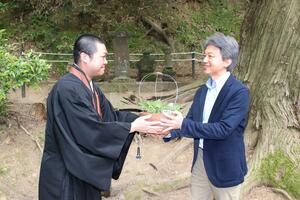 自宅のアジサイ「サハシノショウ」を毛利氏ゆかりの専称寺に株分けした横村出さん(右)=柏崎市北条の専称寺
