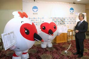 花角英世知事から感謝状を贈られる県のマスコットキャラクター「トッキッキ」=12日、県庁