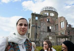 原爆ドームを訪れたマリアムさん=8月6日、広島市