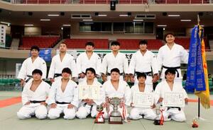 柔道の全日本学生優勝大会男子で優勝し、記念写真に納まる日大の選手たち=日本武道館