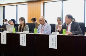 新潟水俣病の被害を訴える阿賀野患者会副会長の皆川栄一さん(右)=6月5日、環境省