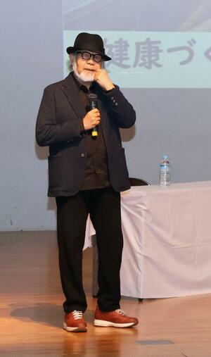 地域医療の連携の大切さについて語った鎌田實さん=上越市下門前