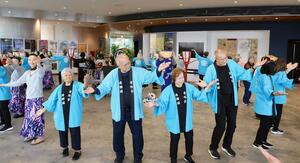 参加者らが輪になって、盆踊りや佐渡おけさを踊った文化交流会＝佐渡市両津夷