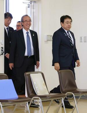 赤沢亮正経済産業相（右）と面会する花角英世知事。旧運輸省では花角氏が赤沢氏の２期先輩に当たる＝４月２５日、柏崎市