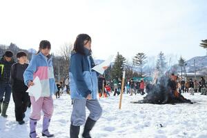 鳥追い歌を口ずさみながら歩く子どもたち=1月19日、湯沢町神立