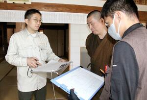 五泉市内の常照寺の本堂を調べる目黒新悟さん。出雲崎大工の小黒一族が手がけた寺で小黒杢右衛門の建物との比較のため調査に訪れた=五泉市木越荒屋