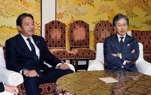 会談に臨む立憲民主党の安住幹事長(右)と国民民主党の榛葉幹事長=8日午前、国会