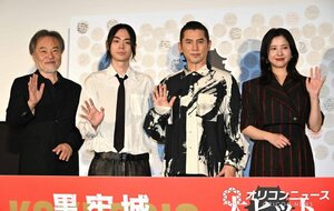 映画『黒牢城』公開御礼舞台あいさつに登壇した（左から）黒沢清監督、菅田将暉、本木雅弘、吉高由里子 （C）ORICON NewS inc.