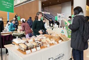 県内の農家が開発、加工した商品が並ぶ「メイドイン農家マルシェ」=1月31日、新潟市中央区万代3