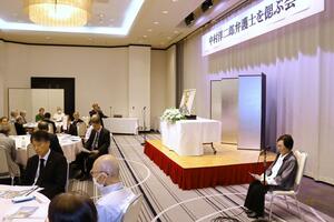 故中村洋二郎弁護士との思い出を語る新潟水俣病被害者の会の小武節子会長(右)=22日、新潟市中央区